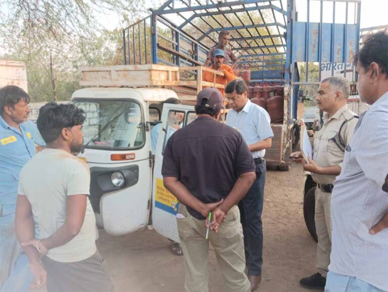 विनीत गैस एजेंसी का आकस्मिक निरीक्षण, स्टॉक में अनियमितता पर एसडीएम ने दिए कार्रवाई के निर्देश