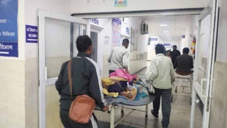 स्वास्थ्य व्यवस्था पर सवाल: ग्वालियर अस्पताल की लिफ्ट 20 दिन से बंद, कराहते मरीजों को सीढ़ियों से चढ़ाया जा रहा स्वास्थ्य व्यवस्था पर सवाल: ग्वालियर अस्पताल की लिफ्ट 20 दिन से बंद, कराहते मरीजों को सीढ़ियों से चढ़ाया जा रहा