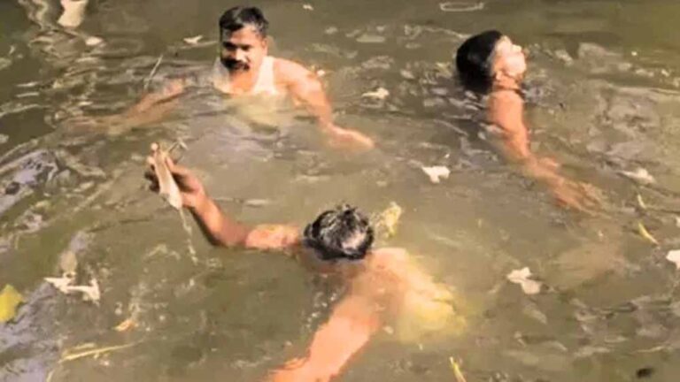 भूल भारी पड़ गई! पूजा सामग्री के साथ नहर में बह गए 2 लाख कैश, बाद में आया ध्यान