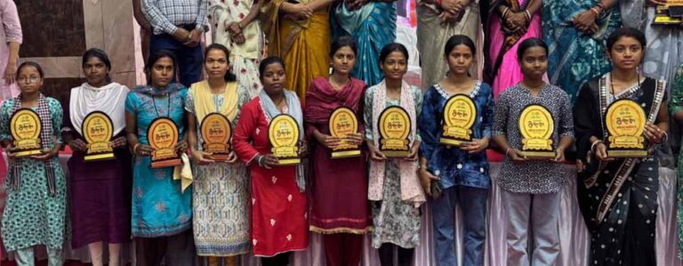 महिला दिवस पर सम्मान समारोह, आंगनबाड़ी कार्यकर्ता और स्व-सहायता समूह की महिलाएं हुईं सम्मानित