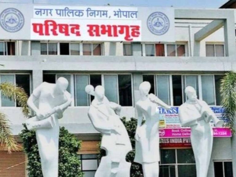 नगर निगम के इंजीनियर उदित गर्ग से पीएम आवास की जिम्मेदारी छीनी