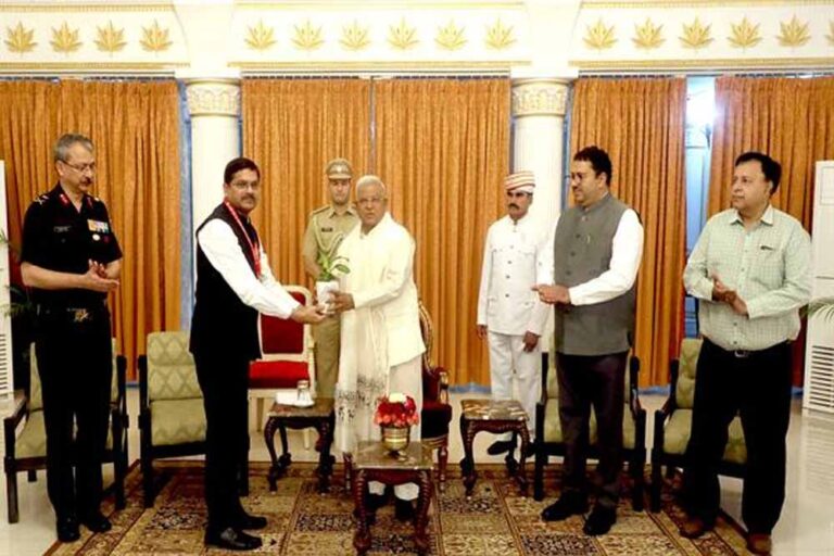 प्रगति के आयामों में लोकतांत्रिक मूल्यों की महत्ता का अनुभव करें: राज्यपाल