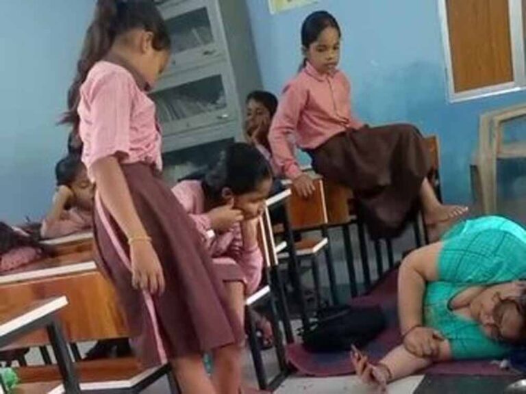 चित्रकूट में छात्राओं से मालिश कराते दिखीं हेडमास्टर