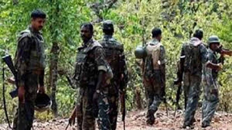 छत्तीसगढ़ के मोहला-मानपुर में मुठभेड़, सुरक्षाबलों की घेराबंदी से नक्सली फरार; रायफल और सामग्री बरामद छत्तीसगढ़ के मोहला-मानपुर में मुठभेड़, सुरक्षाबलों की घेराबंदी से नक्सली फरार; रायफल और सामग्री बरामद