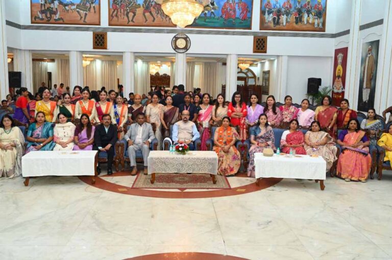 लोकभवन में अंतर्राष्ट्रीय महिला दिवस के अवसर पर ज़मीनी स्तर पर काम कर रही महिलाओं का हुआ सम्मान लोकभवन में अंतर्राष्ट्रीय महिला दिवस के अवसर पर ज़मीनी स्तर पर काम कर रही महिलाओं का हुआ सम्मान