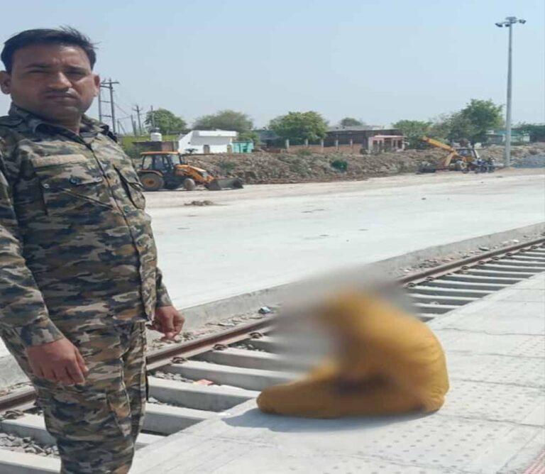 निवाड़ी के डायल 112 हीरोज: सतर्कता और समझाइशदेकर आत्‍महत्‍या के उद्देश्‍य से रेलवे पटरी पर बैठी महिला को सुरक्षित बचाया