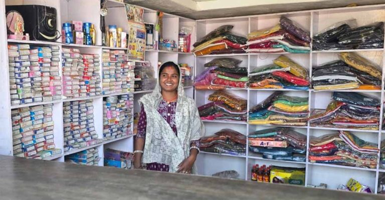 नीरा साहू ने आत्मविश्वास के साथ संभाल रहीं अपनी दुकान नीरा साहू ने आत्मविश्वास के साथ संभाल रहीं अपनी दुकान