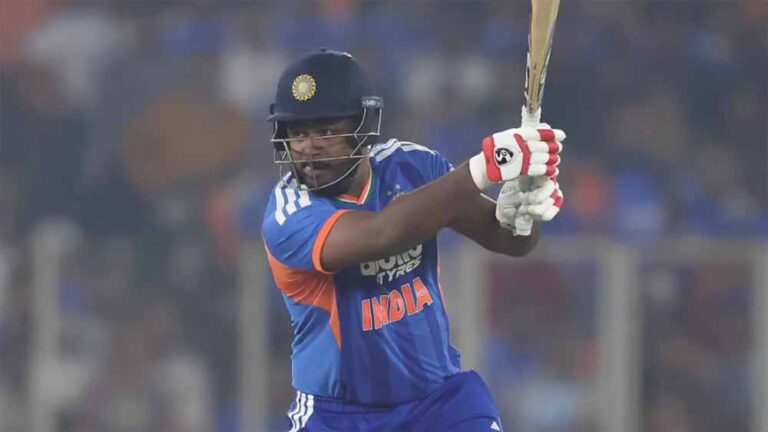 भारतीय बल्लेबाजों का सेमीफाइनल में धमाका, इंग्लैंड के सामने 253 रन का लक्ष्य