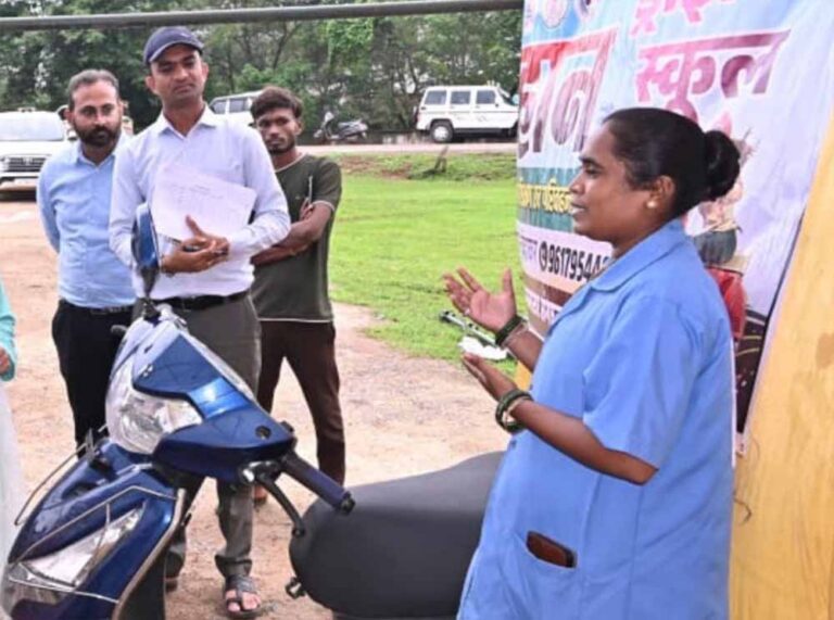 “स्कूटी दीदी” एनु की उड़ान “स्कूटी दीदी” एनु की उड़ान