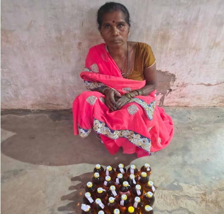 संयुक्त टीम की बड़ी कार्रवाई: 10 हजार रुपये से अधिक की देशी मदिरा जब्त