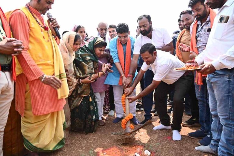 ग्रामीण विकास को नई रफ्तार: राजस्व मंत्री टंकराम वर्मा ने 7.82 करोड़ की लागत से बनने वाले नवापारा–सकरी–सतभांवा मार्ग का किया भूमिपूज