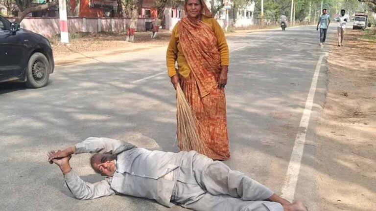 आगरा के दंपती कान्हा की भक्ति में रोजाना लोटपोट होकर नाप रहे ब्रज