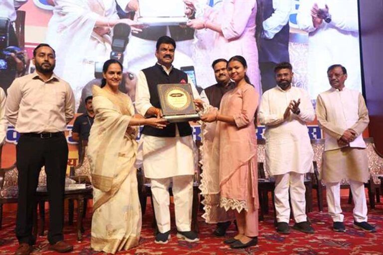 स्वैच्छिक उपभोक्ता संगठनों एवं निबंध तथा पोस्टर प्रतियोगिता के विजेताओं को किया पुरस्कृत स्वैच्छिक उपभोक्ता संगठनों एवं निबंध तथा पोस्टर प्रतियोगिता के विजेताओं को किया पुरस्कृत