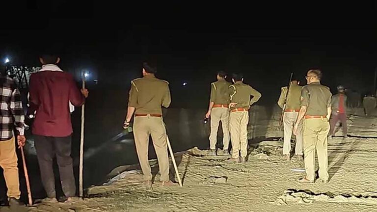 खादर क्षेत्र में 400 मवेशियों के साथ पहुंचे वन गुर्जर, वन विभाग की टीम ने 16 किमी तक खदेड़कर दी कार्रवाई की चेतावनी खादर क्षेत्र में 400 मवेशियों के साथ पहुंचे वन गुर्जर, वन विभाग की टीम ने 16 किमी तक खदेड़कर दी कार्रवाई की चेतावनी