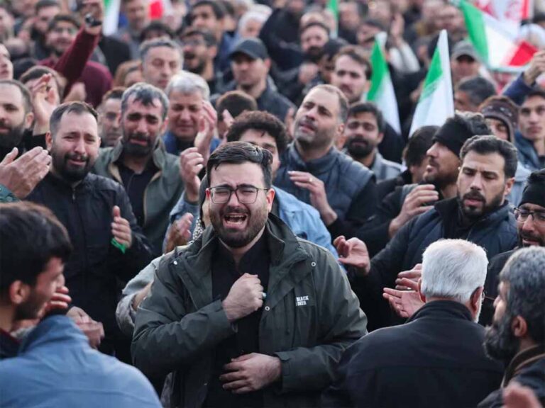 खामेनेई की मौत के बाद ईरान का इजरायल पर मिसाइल अटैक खामेनेई की मौत के बाद ईरान का इजरायल पर मिसाइल अटैक