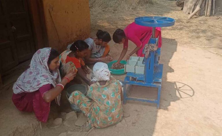 बस्तर के ग्राम तुआरास-चितापुर की महिलाएं लखपति दीदी संवाद कार्यक्रम रायपुर में हुई सम्मानित