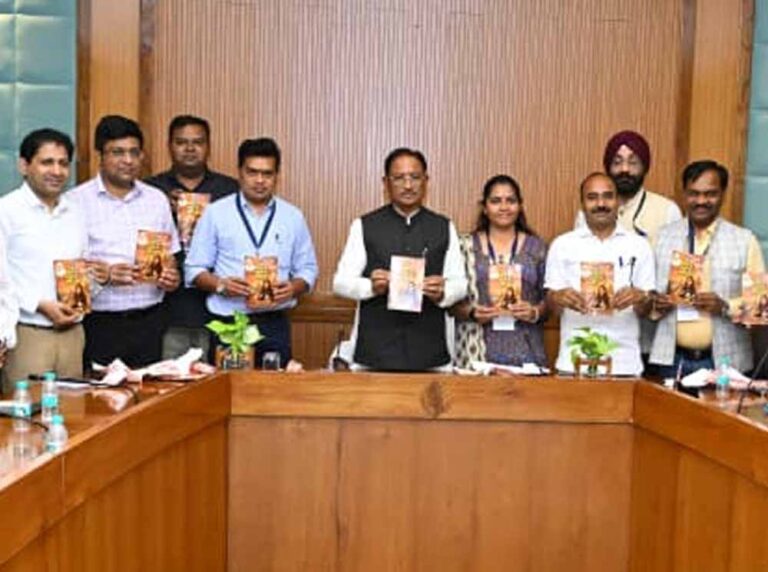 मुख्यमंत्री ने ‘मोदी के राज्य से लौटकर’ पुस्तक का किया विमोचन