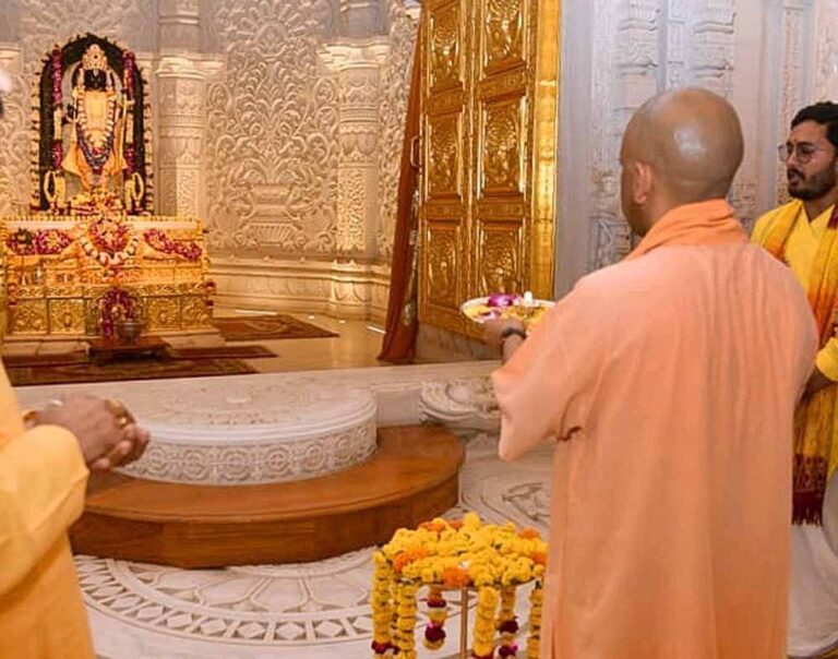 एक दिवसीय दौरे पर अयोध्या पहुंचे सीएम योगी, श्रीरामलला के चरणों में झुकाया शीश