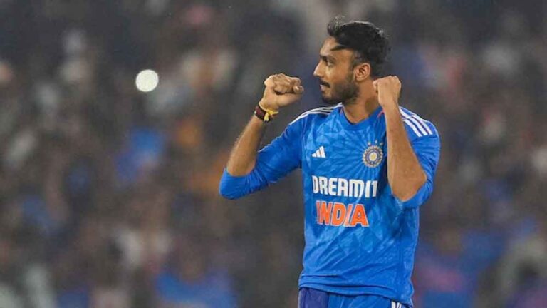 गावस्कर ने की अक्षर पटेल की जमकर तारीफ, बोले– भारत के महान खिलाड़ियों में शामिल होने की राह पर