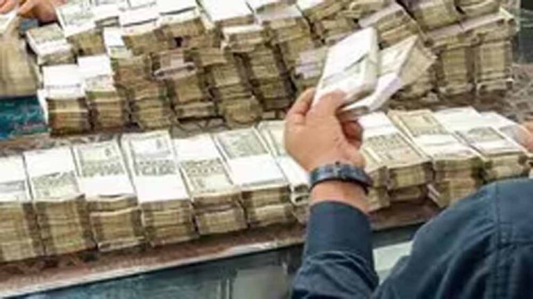 200 करोड़ का खेल! दिल्ली-UP-MP में छापेमारी, नोटों और ज्वेलरी के ढेर से चौंके अफसर 200 करोड़ का खेल! दिल्ली-UP-MP में छापेमारी, नोटों और ज्वेलरी के ढेर से चौंके अफसर
