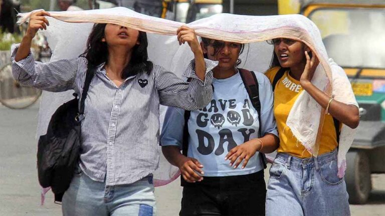 भीषण गर्मी का अलर्ट: देश के 417 जिले हाई रिस्क में, दिन ही नहीं रातें भी दे रहीं राहत नहीं भीषण गर्मी का अलर्ट: देश के 417 जिले हाई रिस्क में, दिन ही नहीं रातें भी दे रहीं राहत नहीं