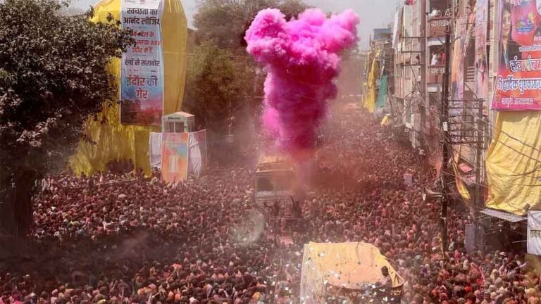 रंगों से सराबोर होगा इंदौर: लाखों लोगों की मौजूदगी में 4 किमी लंबा रंगोत्सव, आसमान से बरसेंगे फूल