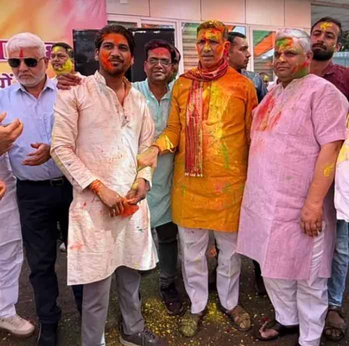 होली मिलन में दिखी कांग्रेस की रंगत: जीतू पटवारी ने दिग्विजय सिंह को लगाया रंग होली मिलन में दिखी कांग्रेस की रंगत: जीतू पटवारी ने दिग्विजय सिंह को लगाया रंग
