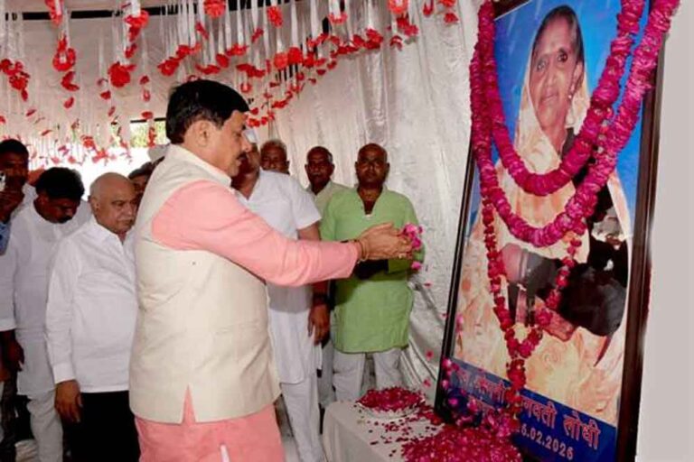 मुख्यमंत्री डॉ. यादव ने जलालपुर पहुँचकर विधायक लोधी की माताजी के निधन पर शोक संवेदनाएं व्यक्त कीं मुख्यमंत्री डॉ. यादव ने जलालपुर पहुँचकर विधायक लोधी की माताजी के निधन पर शोक संवेदनाएं व्यक्त कीं