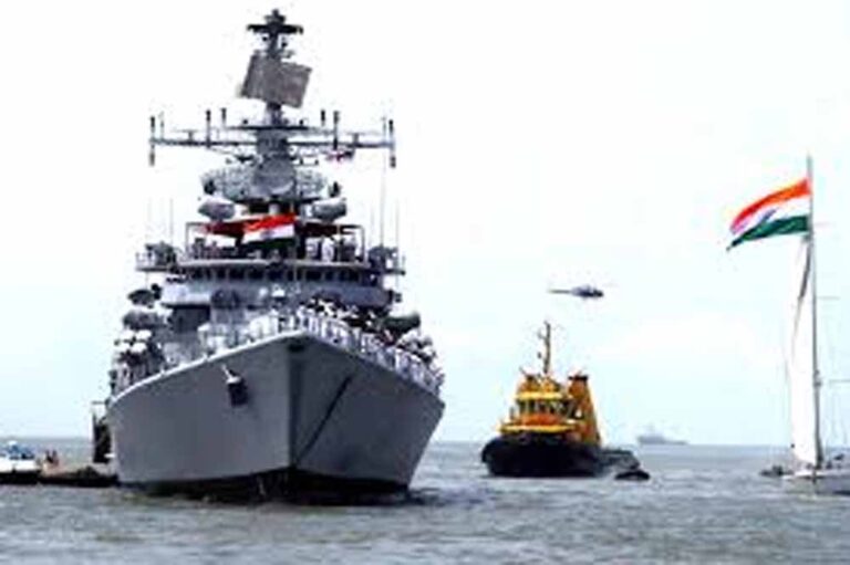 तनाव के बीच स्ट्रेट ऑफ होर्मुज से निकल रहे भारतीय फ्लैग शिप, नौसेना की कड़ी निगरानी तनाव के बीच स्ट्रेट ऑफ होर्मुज से निकल रहे भारतीय फ्लैग शिप, नौसेना की कड़ी निगरानी
