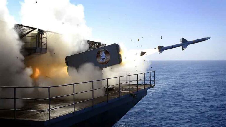 युद्धपोत डूबने का बदला? ईरान ने साधा अमेरिकी टैंकर पर निशाना, इलाके में बढ़ा तनाव