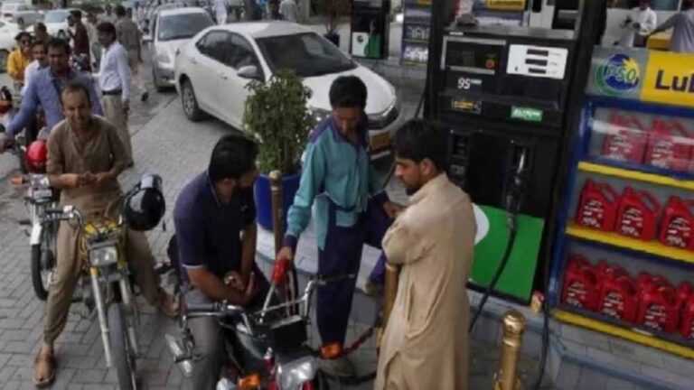 पेट्रोल की बढ़ती कीमतों का असर: नोएडा में लोग कर रहे टंकी फुल कराने की दौड़