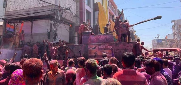 गुलाल से सजी आसमान की मिसाइलें: इंदौर में रंगपंचमी का अनोखा जश्न, इस बार नेता रहे दूर गुलाल से सजी आसमान की मिसाइलें: इंदौर में रंगपंचमी का अनोखा जश्न, इस बार नेता रहे दूर