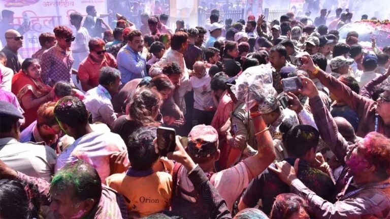 रंग पंचमी उत्सव में भगदड़ जैसे हालात: उज्जैन की गेर में पटाखा फटने से 5 घायल रंग पंचमी उत्सव में भगदड़ जैसे हालात: उज्जैन की गेर में पटाखा फटने से 5 घायल