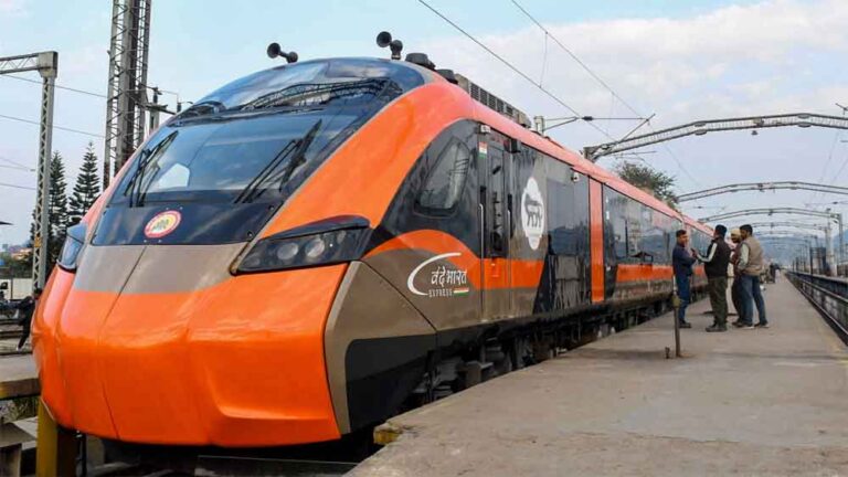 होली के बाद बड़ी सौगात: Modern Coach Factory (Raebareli) में तैयार 16 डिब्बों वाली वंदे भारत ट्रेन का ट्रायल तेज
