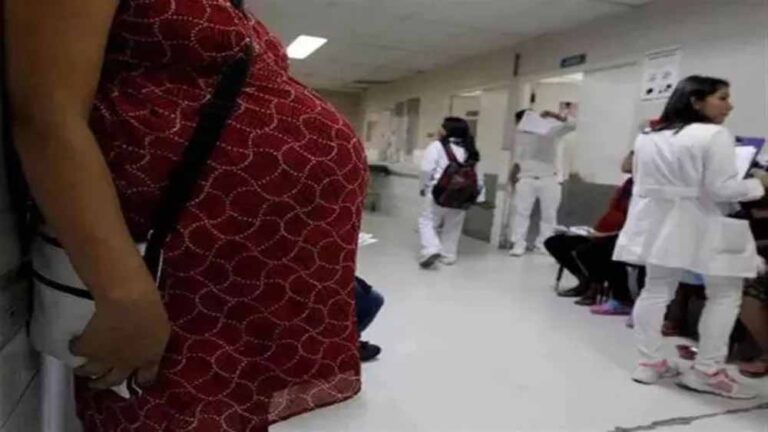 अब अस्पताल जाने की जरूरत नहीं: गर्भवतियों का पंजीयन घर बैठे, व्हाट्सएप सेवा शुरू