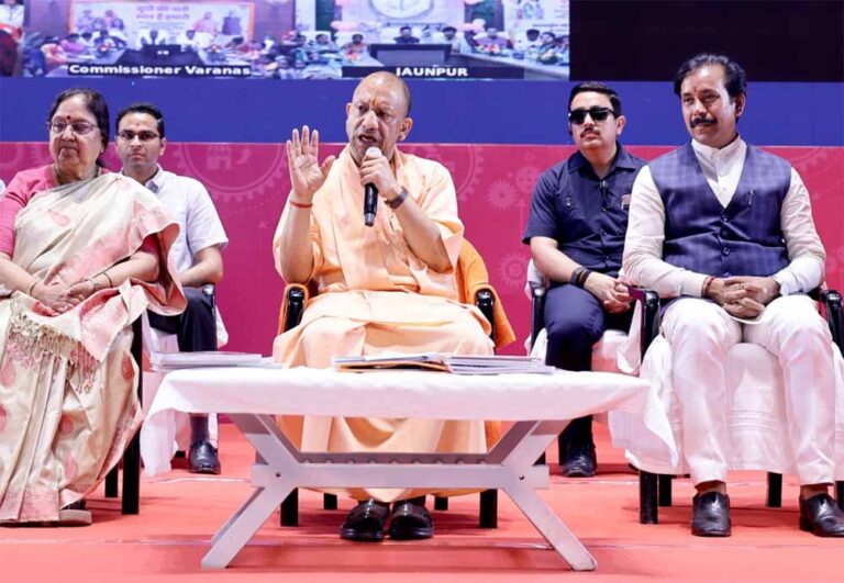 महिलाओं ने मुक्त कंठ से की सीएम योगी की प्रशंसा, महिला पुलिसकर्मियों ने मुख्यमंत्री योगी को बताया बहन-बेटियों का रक्षक महिलाओं ने मुक्त कंठ से की सीएम योगी की प्रशंसा, महिला पुलिसकर्मियों ने मुख्यमंत्री योगी को बताया बहन-बेटियों का रक्षक