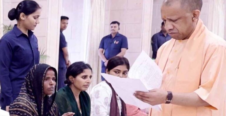 जनता दर्शन में अनोखा संवाद: सीएम ने बच्चे से की पढ़ाई पर बात, दी सलाह- मोबाइल नहीं, किताबों पर दो ध्यान जनता दर्शन में अनोखा संवाद: सीएम ने बच्चे से की पढ़ाई पर बात, दी सलाह- मोबाइल नहीं, किताबों पर दो ध्यान